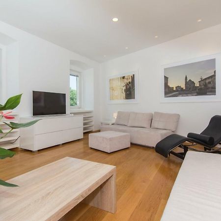 Appartment In Center With Parking Pula Exterior photo